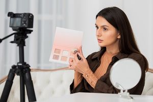 Ilustrasi seorang beauty content creator.