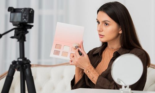 Ilustrasi seorang beauty content creator.
