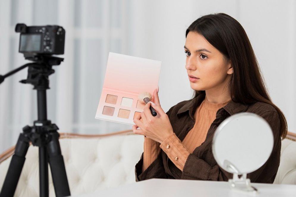 Ilustrasi seorang beauty content creator.