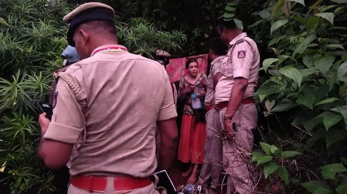 Seorang perempuan asal Rusia yang ditemukan tinggal di sebuah gua bersama dua putrinya di negara bagian Karnataka, India.
