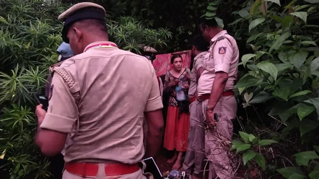 Seorang perempuan asal Rusia yang ditemukan tinggal di sebuah gua bersama dua putrinya di negara bagian Karnataka, India.