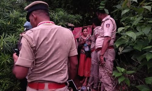 Seorang perempuan asal Rusia yang ditemukan tinggal di sebuah gua bersama dua putrinya di negara bagian Karnataka, India.