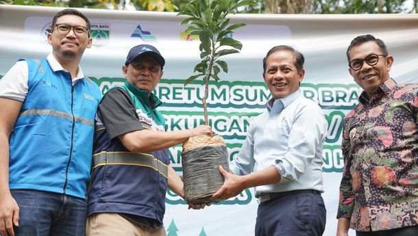 PLN NP Tanam Bibit Pohon Bersama Menteri Lingkungan Hidup