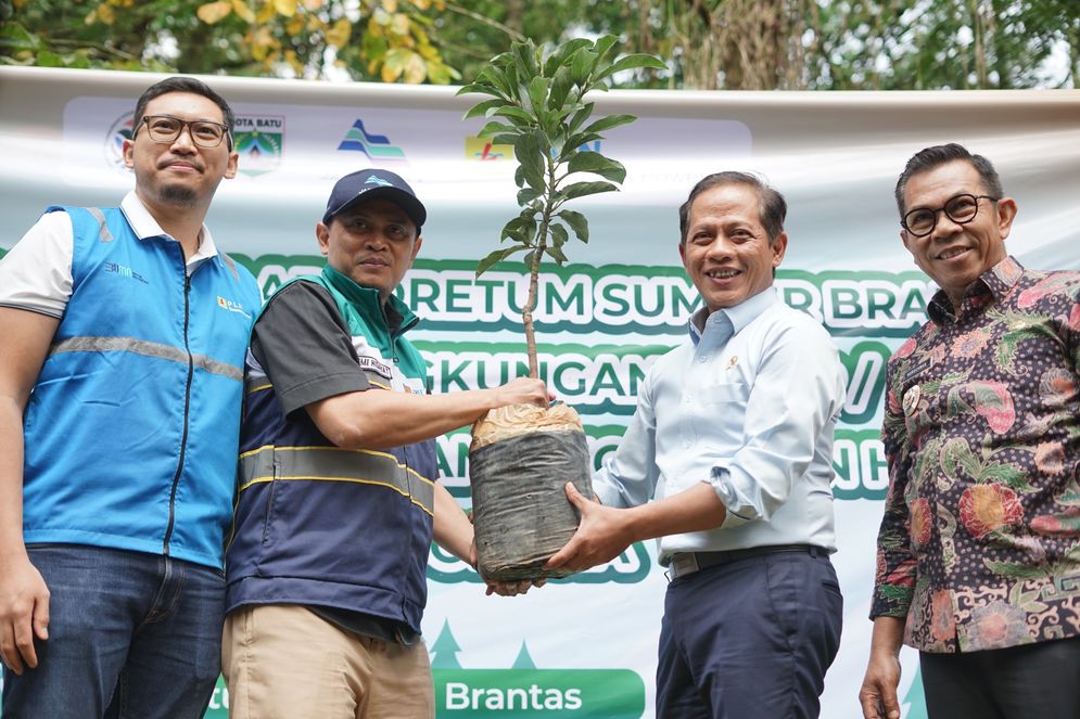 PLN NP Tanam Bibit Pohon Bersama Menteri Lingkungan Hidup