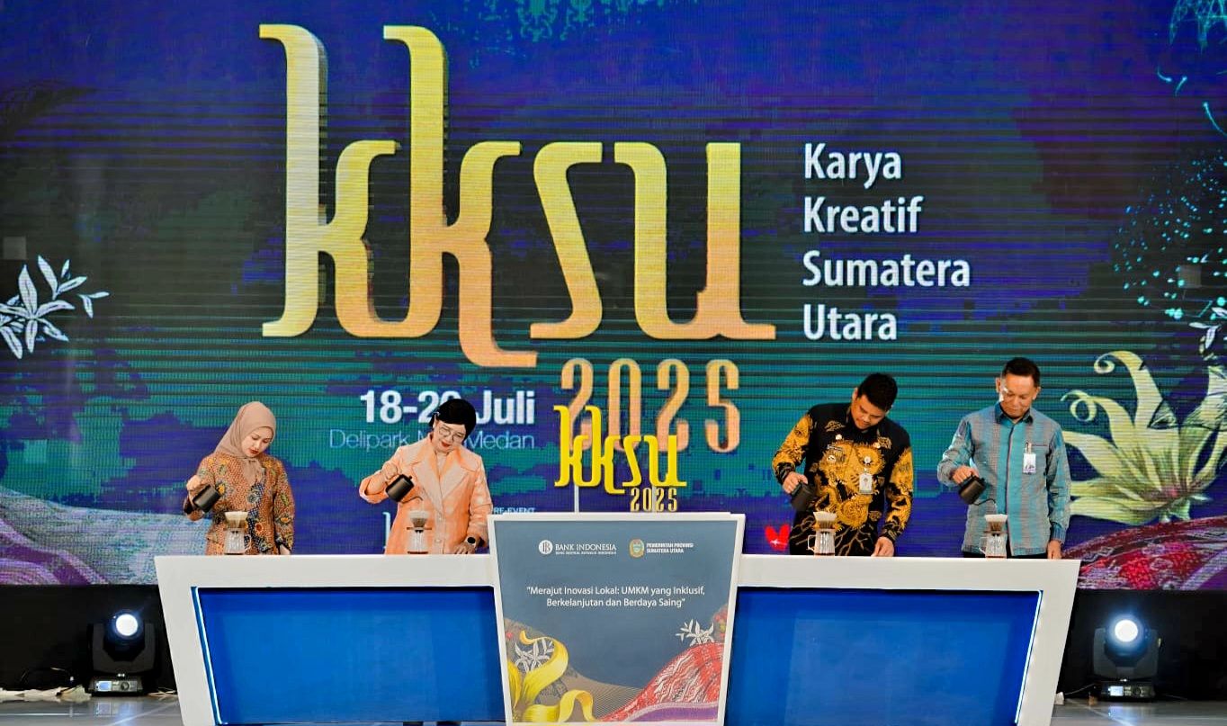 
Pembukaan KKSU 2025 dilakukan dengan menyeduh kopi manual brew V60 khas Sumut
