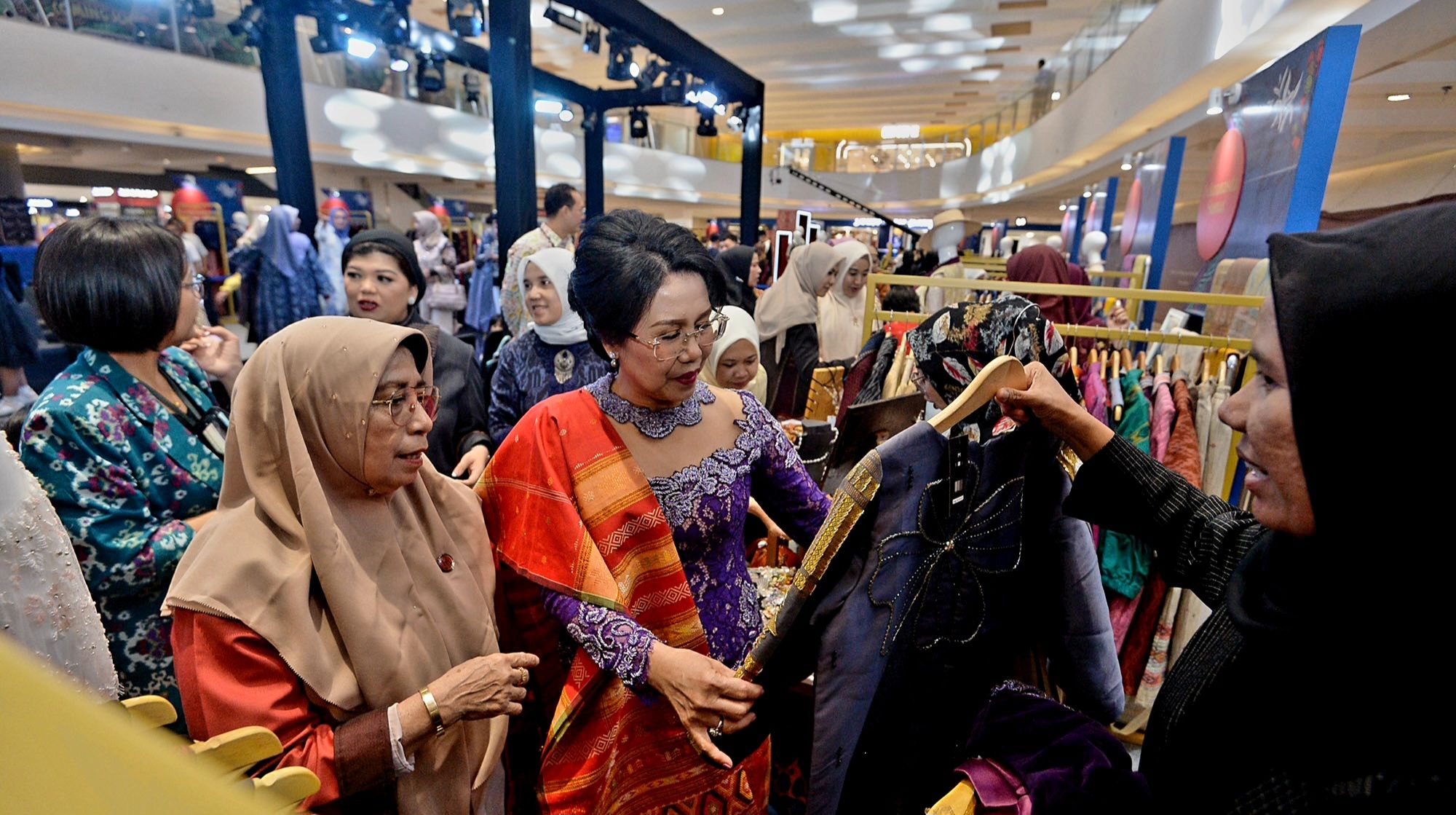 
Wakil Ketua Dekranasda Sumut Titiek Sugiharti membuka SFW 2025 di Atrium Terra Delipark Mall, Medan