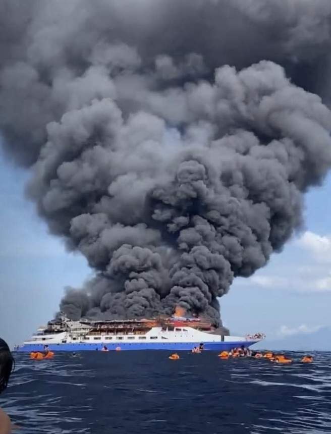 Kapal Barcelona V dari Talaud menuju Manado terbakar di perairan Talise Minahasa Utara. (Foto:Istimewa)