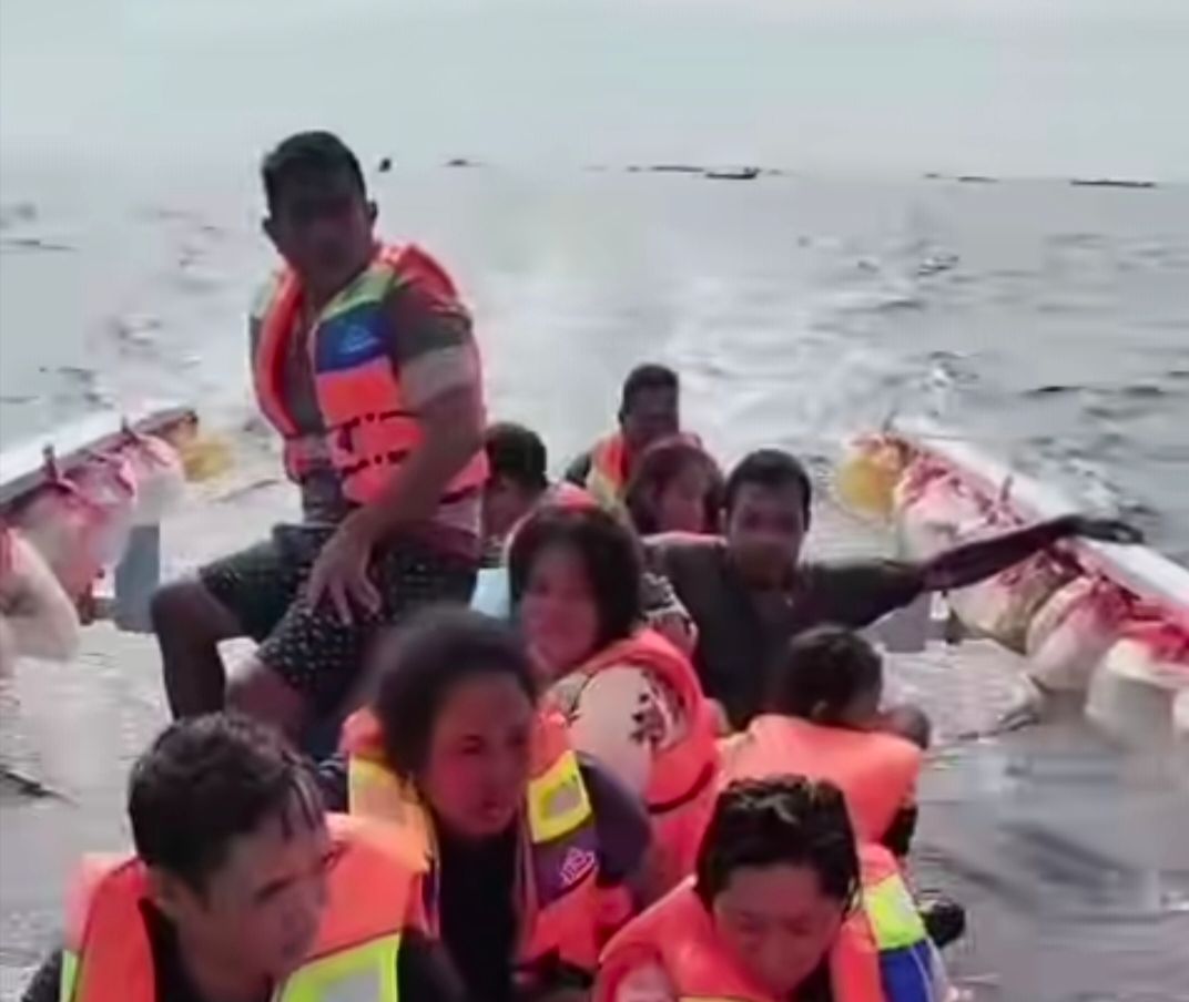 Perahu nelayan melakukan evakuasi penumpang Kapal Barcelona V yang terbakar di perairan Talise. (Foto:Istimewa)