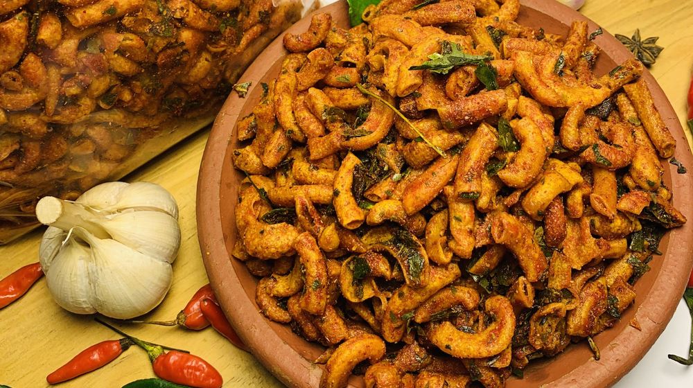 [Gambar 2] Sukses Berkarya Sebelum 30_Anak Muda Asal Sidoarjo Kembangkan Bisnis UMKM Camilan Lokal, Makaroni SOS bersama Shopee (1).jpg