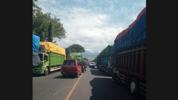 Puluhan Truk Fuso di Jalan Ahmad Yani Maumere, Warga dan Pengendara Lainnya Merasa Tidak Nyaman 