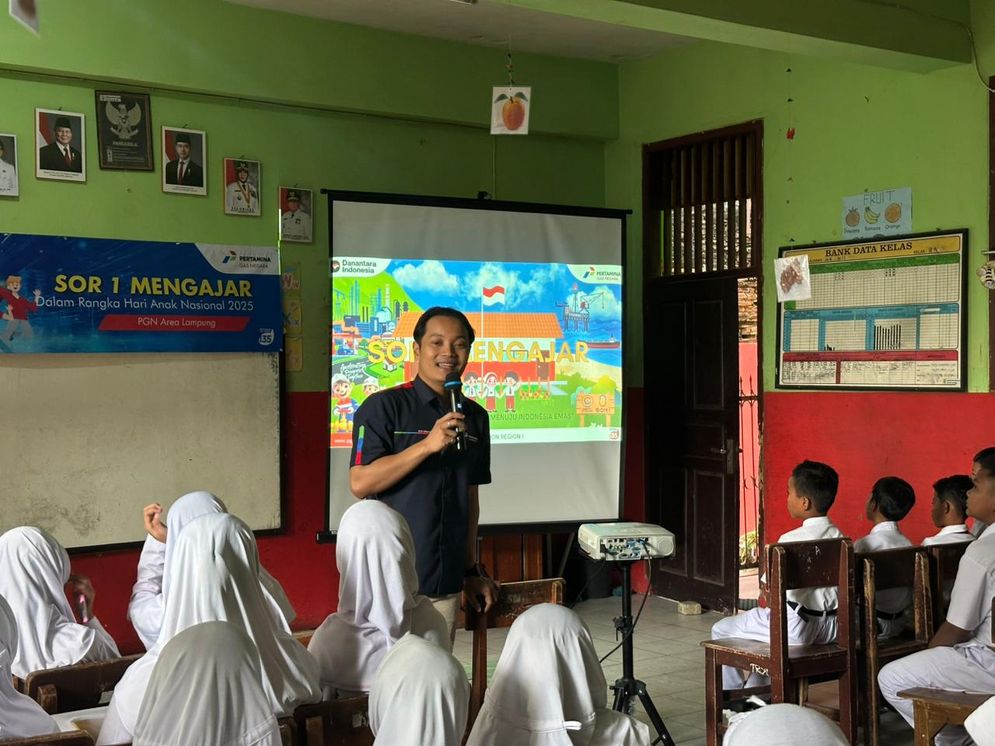 saat memberikan edukasi energi bersih kepada para pelajar di SDN 1 Pelita, Kelurahan Rawalaut, Kota Bandar Lampung, Senin (21/7/2025).