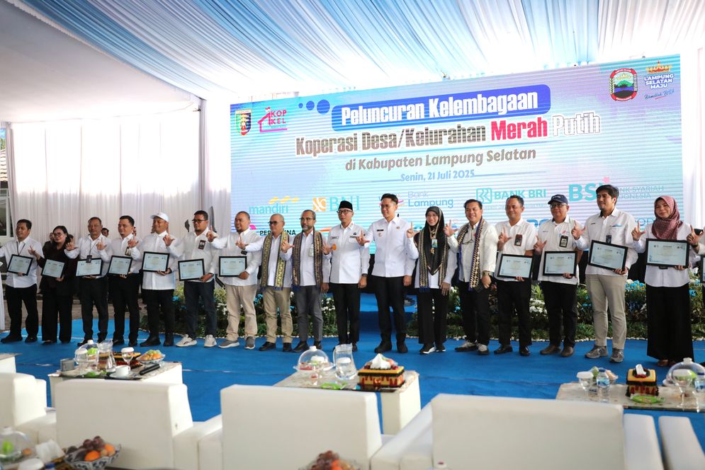 Gubernur Lampung Rahmat Mirzani Djausal mengikuti peluncuran Koperasi Desa/Kelurahan Merah Putih di Kelurahan Way Urang, Kecamatan Kalianda, Kabupaten Lampung Selatan, Senin (21/7/2025).