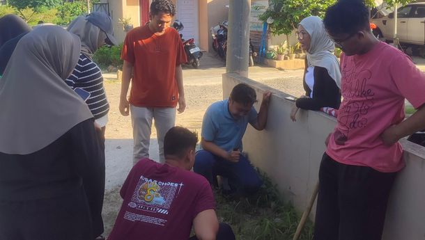 Mahasiswa KKN Tematik Humanis UIN Raden Intan Tanam Resapan dan Biopori