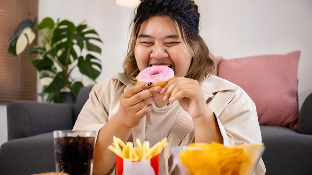 Ilustrasi wanita sedang makan.