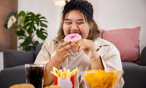 Ilustrasi wanita sedang makan.