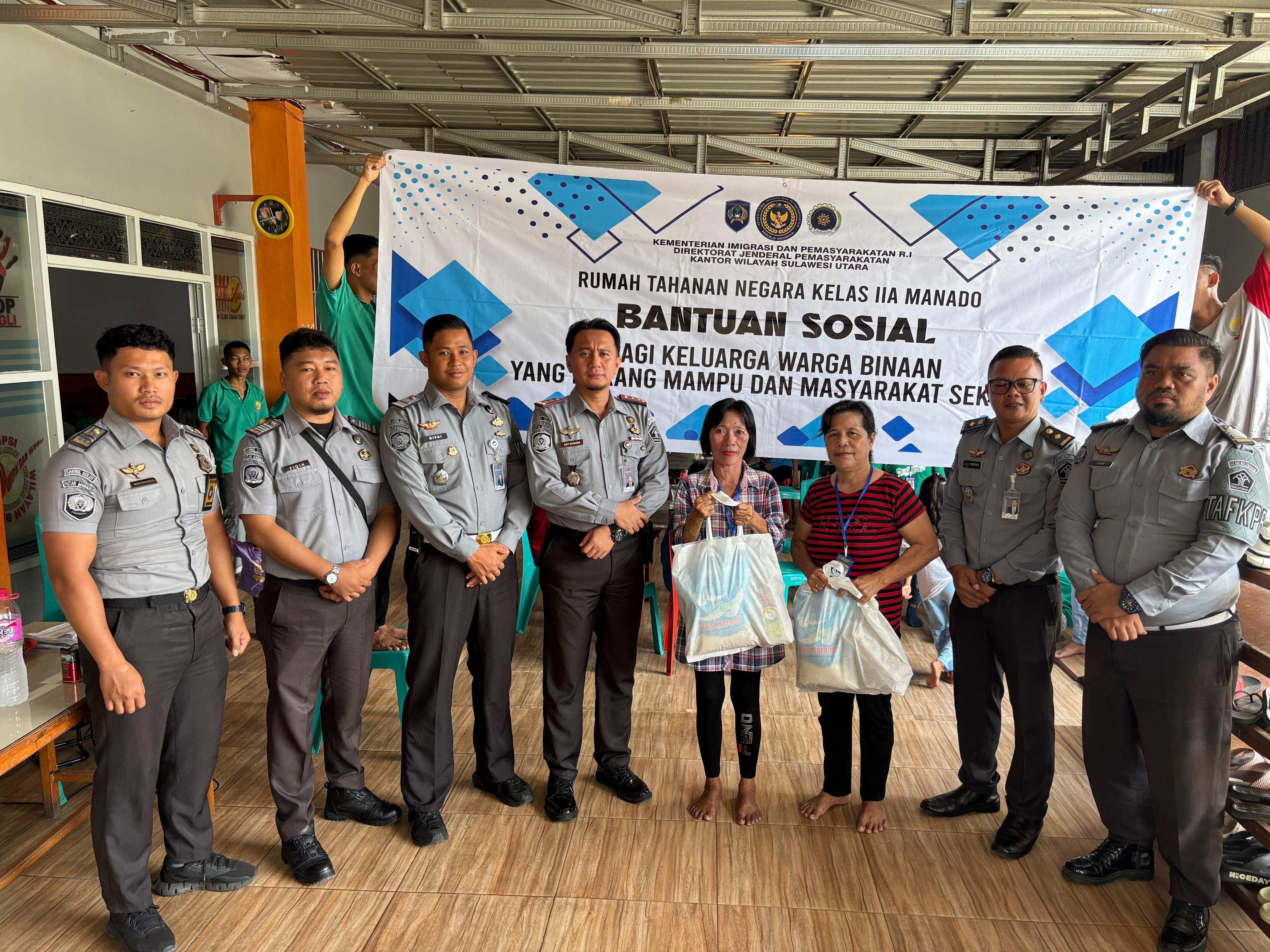 Rutan Kelas IIA Manado memberikan bantuan sembako kepada keluarga WBP yang kurang mampu. (Foto:Istimewa)
