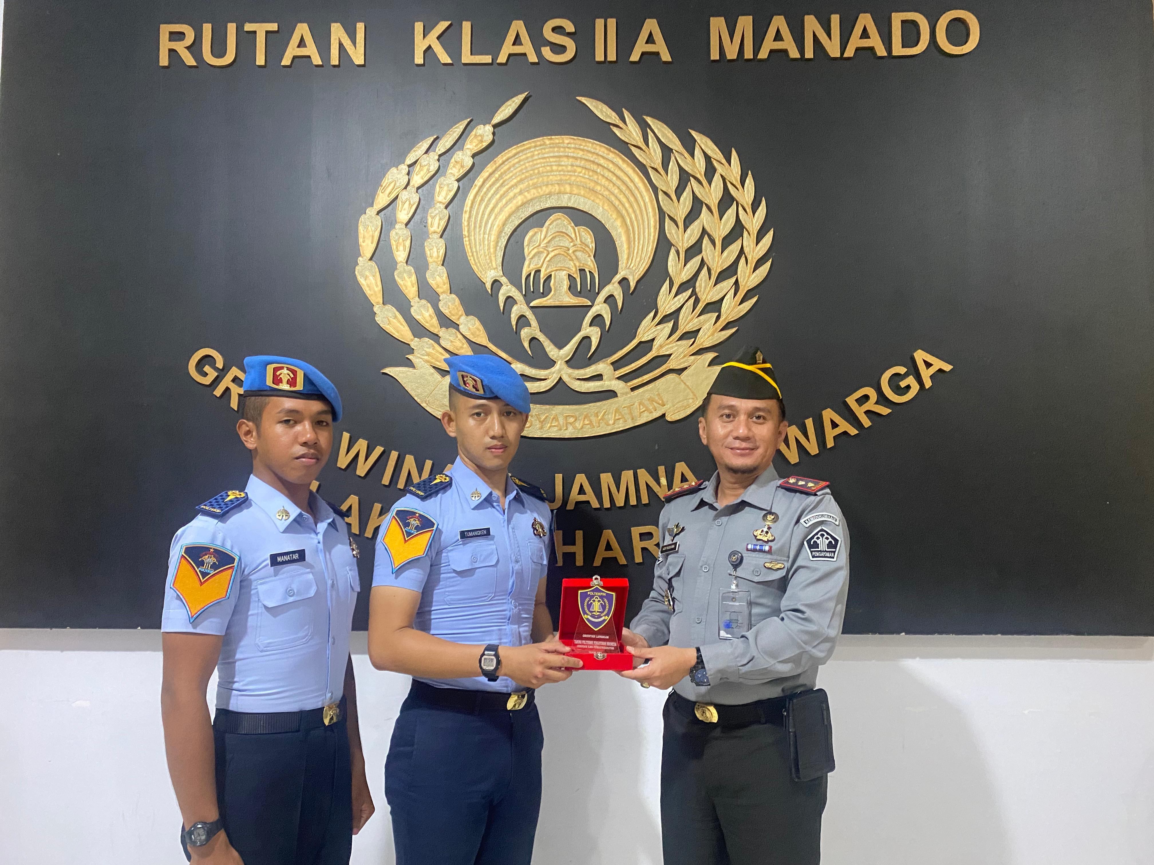 Karutan Ady Kusuma Wardana menyerahkan cenderamata kepada kedua Taruna Poltekip yang telah selesai praktik lapangan di Rutan Kelas' IIA Manado. (Foto:Istimewa)