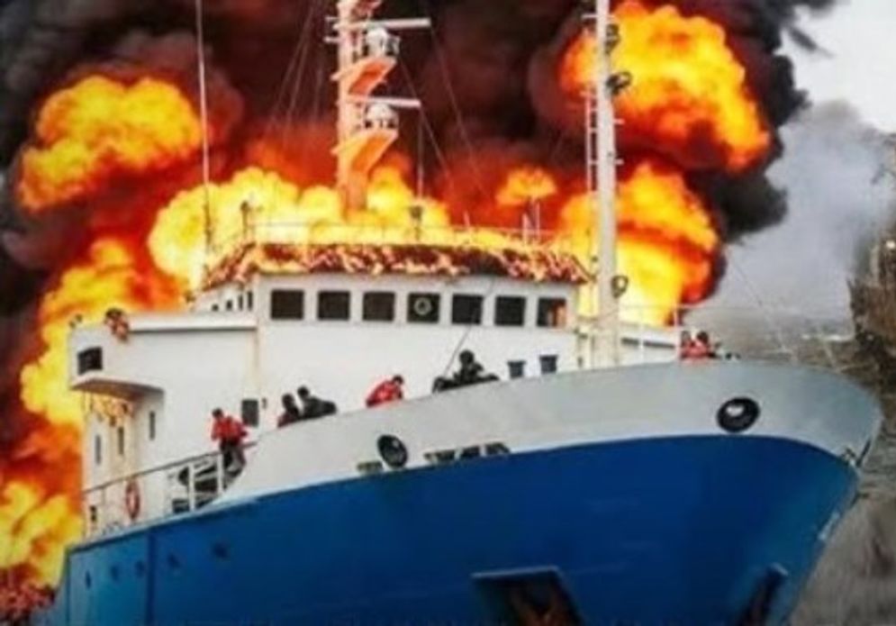 kapal terbakar.jpg