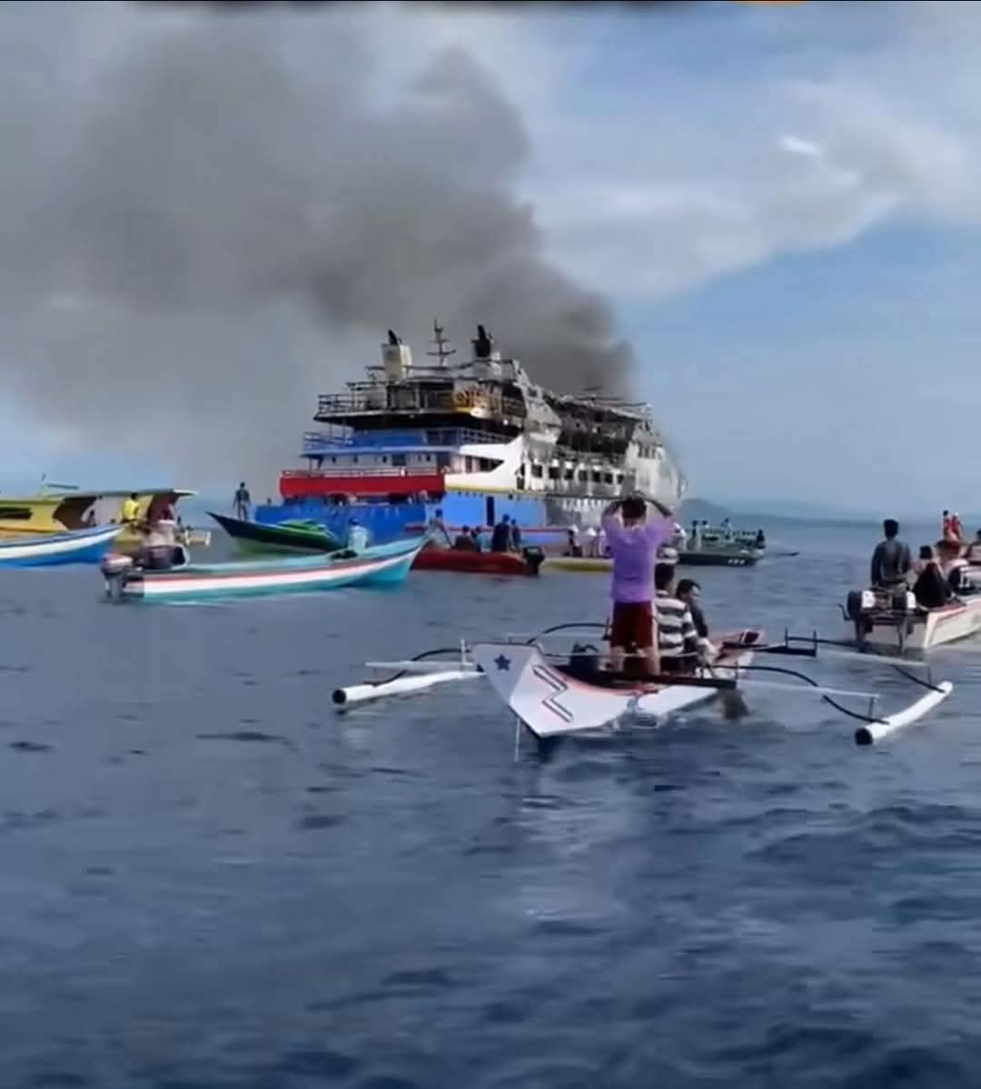 Para nelayan melakukan evakuasi korban terbakarnya kapal KM Barcelona VA di perairan Talise Minahasa Utara. (Foto:Istimewa)
