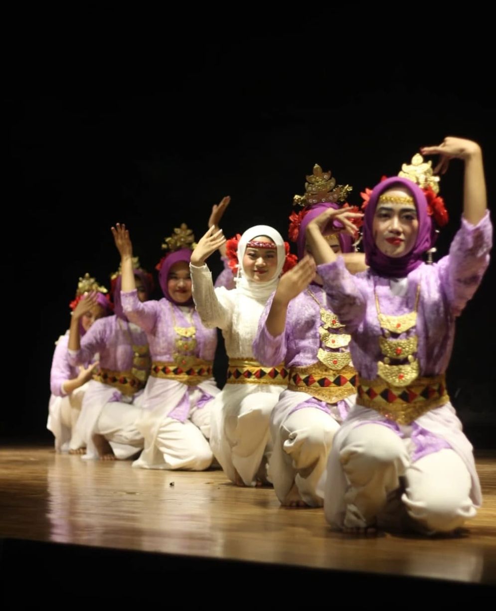 Salah satu penampilan seni dari Komunitas SLIRA