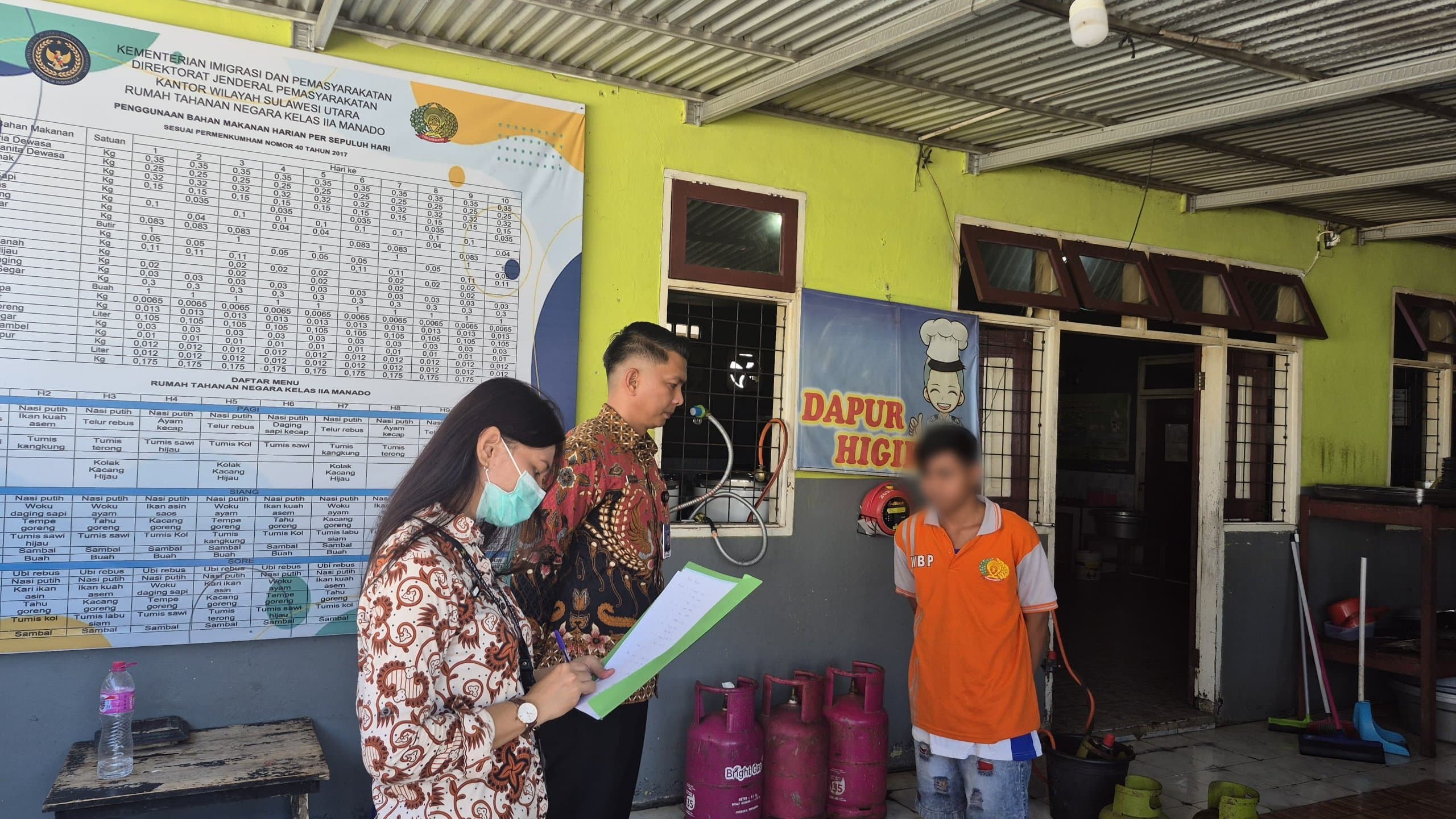 Kasubsie Pelayanan Tahanan, Joutje Sinaulan bersama tim, melakukan kontrol di dapur Rutan Kelas IIA Manado. (Foto:Istimewa)