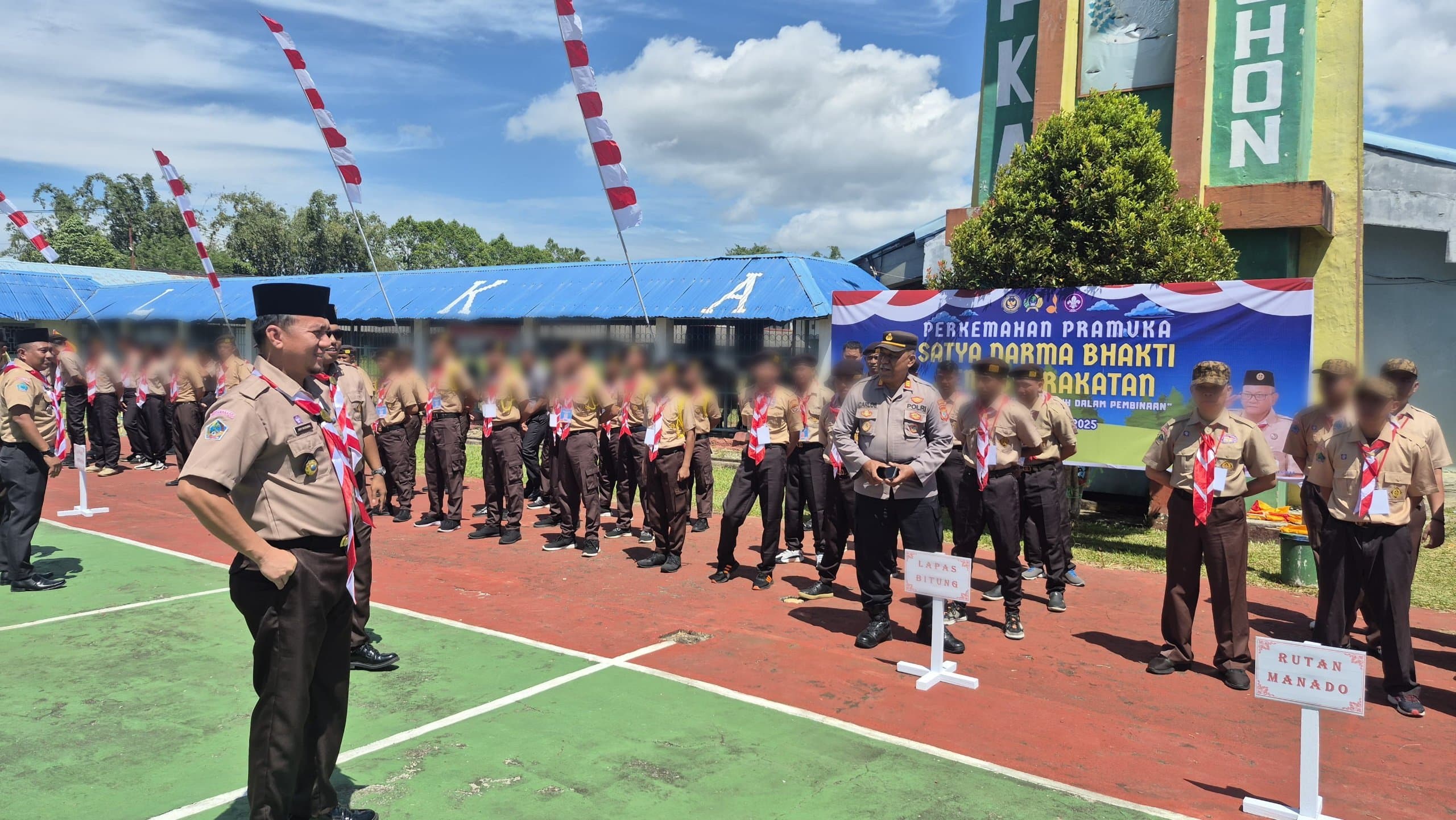 Kepala Rutan Kelas IIA Manado, Ady Kusuma Wardana saat mengecek peserta Pramuka dari Rutan Manado. (Foto:Istimewa)