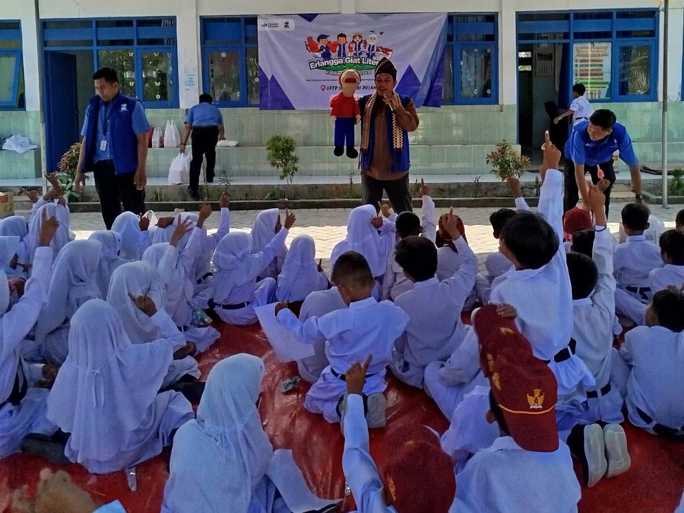 Pendongeng Lampung, Jarwo Songha menghibur anak-anak SDN Dulang 4 Kabupaten Sampang, Pulau Madura, Jawa Timur pada Selasa, (28/7/2025). 