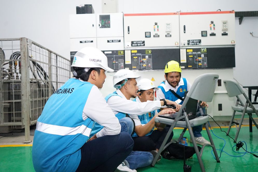 Petugas PLN sedang uji coba pengamanan sistemnl kelistrikan berlapis di Gardu Hubung Stadion Sumpah Pemuda Bandar Lampung.
