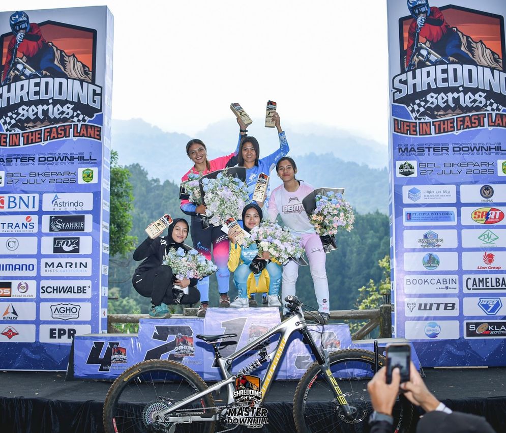Selebrasi Juara dan Antusiasme Tinggi Warnai Shredding Series Master Downhill di Sukabumi