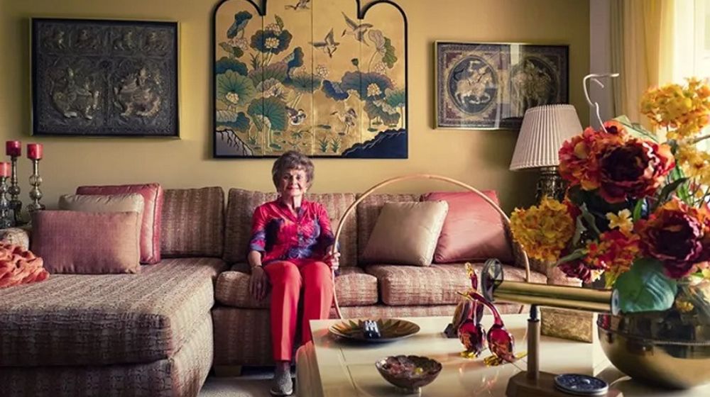 Joan Anderson, mantan model, dengan hula hoop kayu asli miliknya.