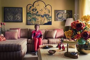 Joan Anderson, mantan model, dengan hula hoop kayu asli miliknya.