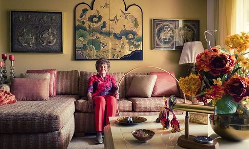 Joan Anderson, mantan model, dengan hula hoop kayu asli miliknya.