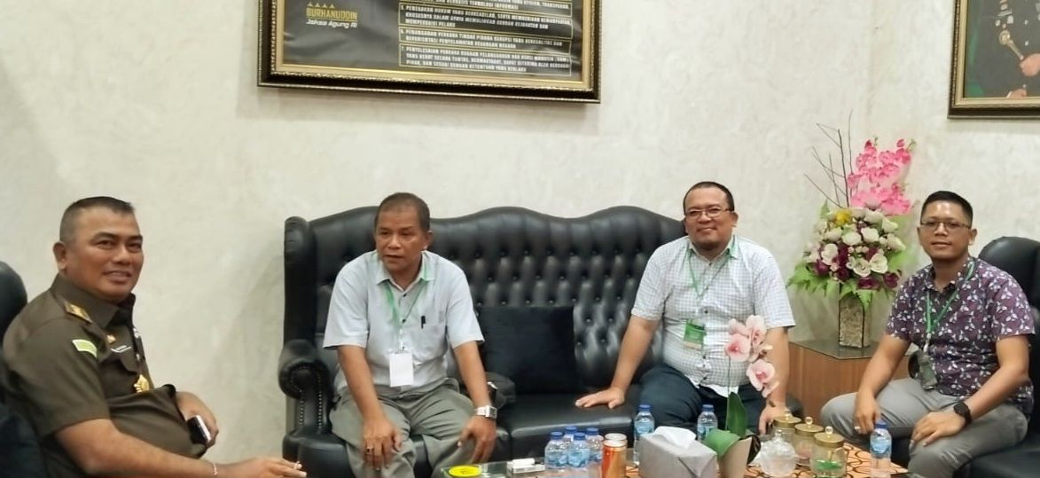 Asisten Intelijen Kejati Sumut Andri Ridwan berbincang dengan Ketua Forwaka Sumut Irfandi