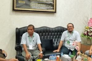  Asisten Intelijen Kejati Sumut Andri Ridwan berbincang dengan Ketua Forwaka Sumut Irfandi