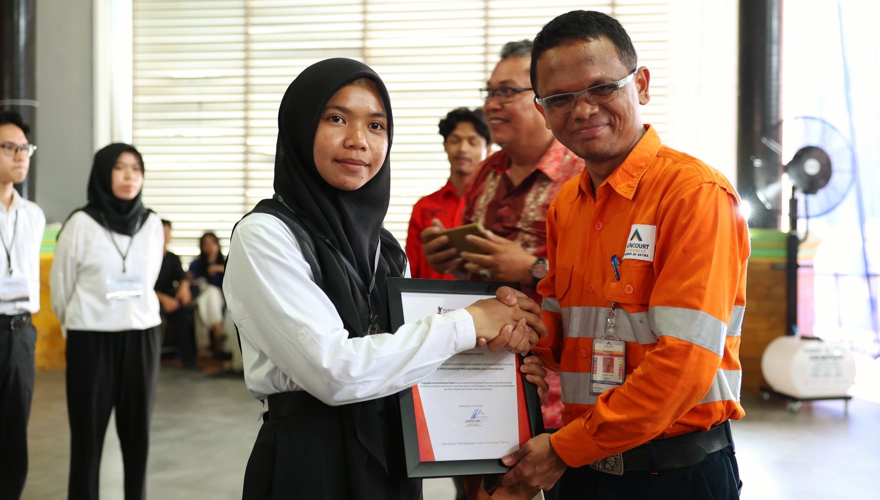 GMO & Deputy Director Operations PTAR Rahmat Lubis menyerahkan sertifikat penghargaan kepada Aisyah Pardede, penerima beasiswa Martabe Prestasi tingkat sarjana di Sopo Daganak, Batangtoru, Tapanuli Selatan
