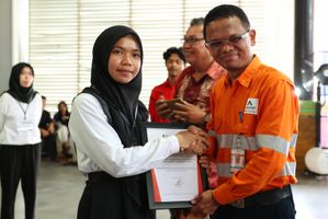GMO & Deputy Director Operations PTAR Rahmat Lubis menyerahkan sertifikat penghargaan kepada Aisyah Pardede, penerima beasiswa Martabe Prestasi tingkat sarjana di Sopo Daganak, Batangtoru, Tapanuli Selatan