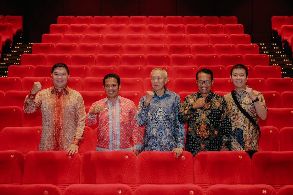 (Kiri ke kanan) Direktur Cinema XXI Dody Suhartono, Sekretaris Daerah (Sekda) Kota Pematangsiantar Junaedi Antonius Sitanggang SSTP, Msi., CEO of Suzuya Group Aldes Maryono, Head of Government Relation Cinema XXI Suprayitno, dan Mall & Project Director Suzuya Martono Jayadi berfoto bersama di salah satu studio yang terdapat di Suzuya Merdeka Mall Siantar XXI. Bioskop pertama Cinema XXI di kota Pematangsiantar ini menghadirkan empat studio Deluxe dengan total kapasitas lebih dari 600 kursi dan dilengkapi teknologi audio serta visual berkualitas tinggi.
