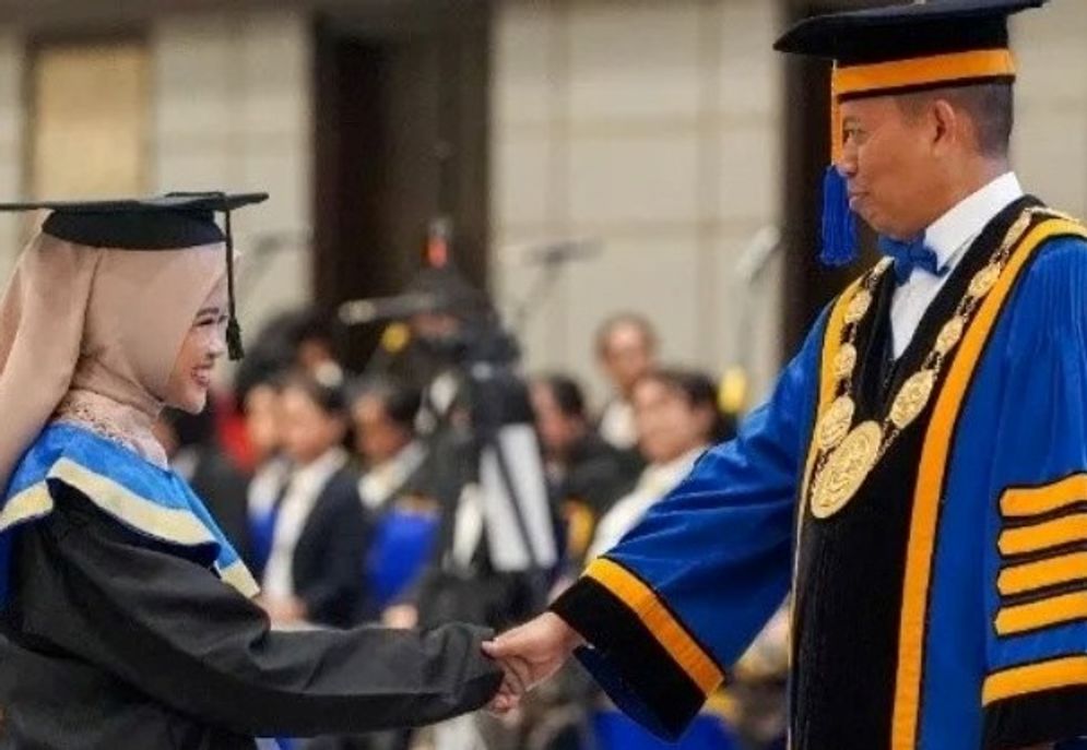 undip wisuda.jpg