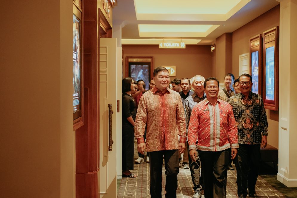 (Kiri ke kanan) Direktur Cinema XXI Dody Suhartono, Sekretaris Daerah (Sekda) Kota Pematangsiantar Junaedi Antonius Sitanggang SSTP, Msi., Head of Government Relation Cinema XXI Suprayitno, dan CEO of Suzuya Group Aldes Maryono (belakang, tengah) melakukan cinema tour usai acara peresmian Suzuya Merdeka Mall Siantar XXI pada Kamis (31/7/2025).  Cinema XXI menghadirkan Suzuya Merdeka Mall Siantar XXI dengan standar desain dan kenyamanan yang konsisten, sebagai bagian dari komitmen untuk menyediakan sarana hiburan inklusif di seluruh Indonesia.