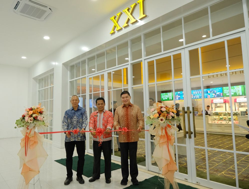 (Kanan ke kiri) Direktur Cinema XXI Dody Suhartono, Sekretaris Daerah (Sekda) Kota Pematangsiantar Junaedi Antonius Sitanggang SSTP, Msi., dan CEO of Suzuya Group Aldes Maryono melakukan prosesi pemotongan pita sebagai tanda peresmian bioskop baru Cinema XXI di Suzuya Merdeka Mall Pematangsiantar, Sumatra Utara pada Kamis (31/7/2025).  Cinema XXI meresmikan bioskop pertamanya di Kota Pematangsiantar, Suzuya Merdeka Mall Siantar XXI, sebagai bagian dari komitmen berkelanjutan dalam memperluas akses hiburan berkualitas bagi masyarakat di seluruh Indonesia.