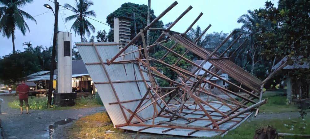 Bangunan warga di Kabupaten Aceh Barat, rusak diterjang angin puting beliung