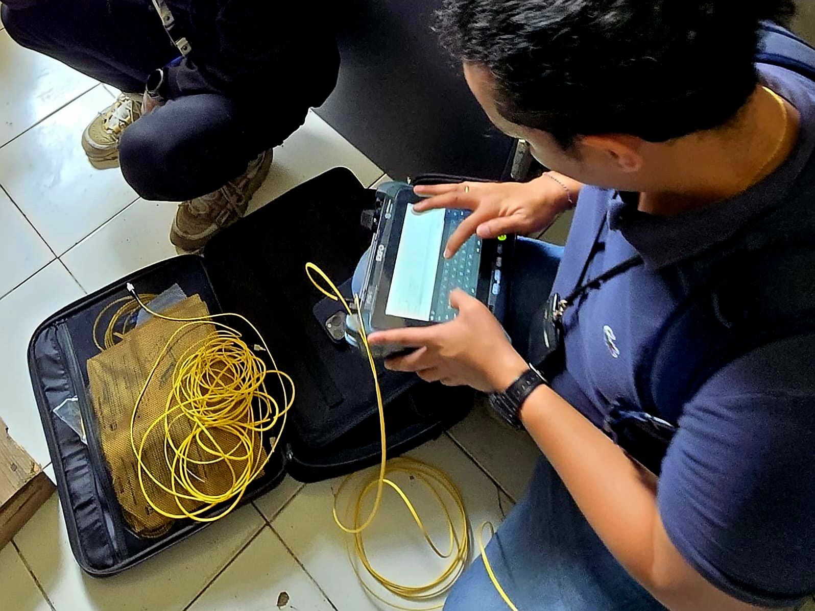 
Tim teknis melakukan pengukuran dengan OTDR dari Site Pulauburung ke arah Tanjungbatu untuk mengidentifikasi titik gangguan