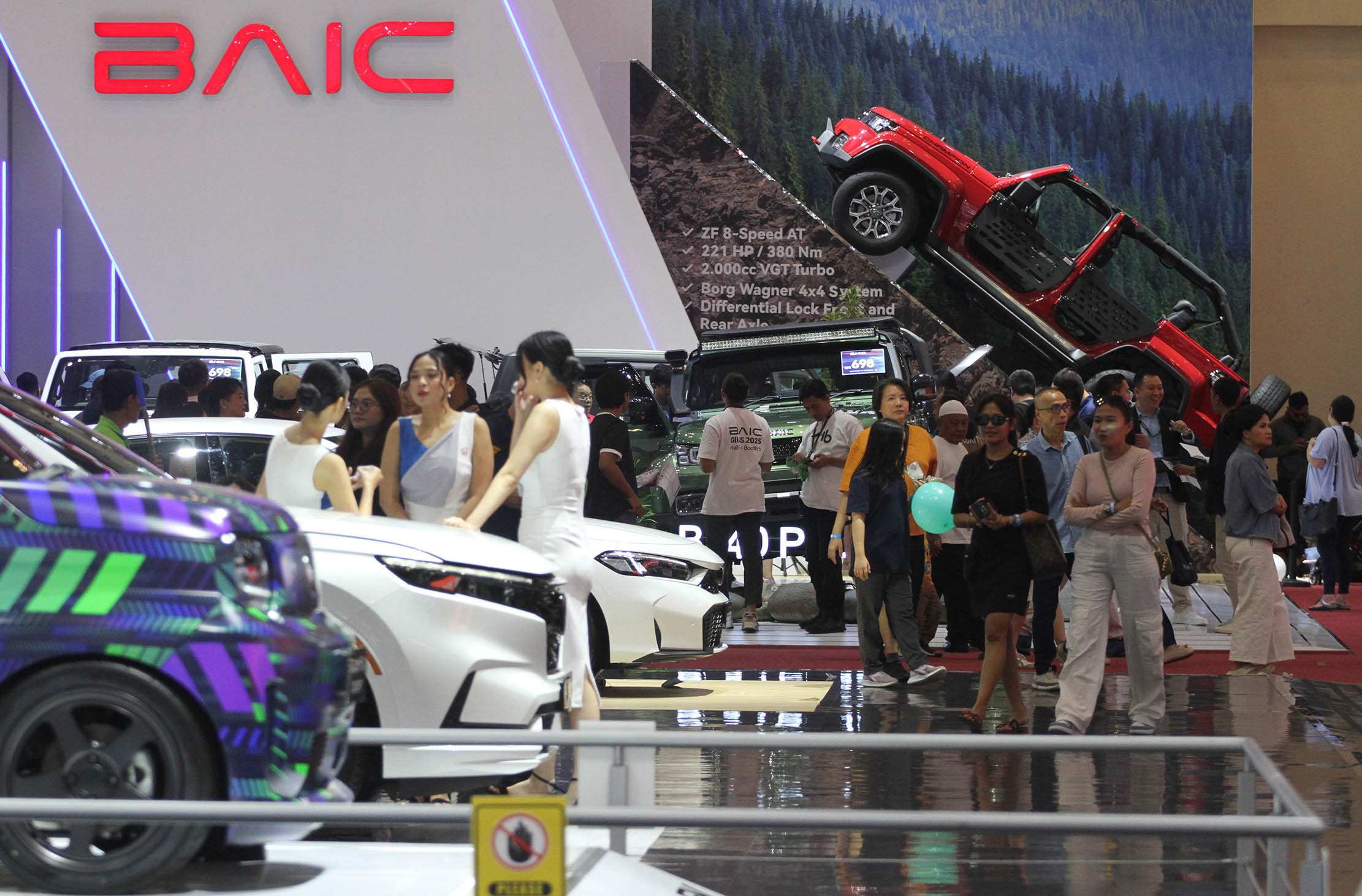 Pengunjung memadati ruang pamer kendaraan pada hari terakhir pameran otomotif GIIAS 2025 di Indonesia ICE BSD, Tangerang. GAIKINDO mencatat selama pelaksanaan pameran GIIAS 2025 jumlah pengunjung mengalami kenaikan sebesar tujuh persen dibanding GIIAS 2024, sementara nilai transaksi termasuk pembelian mobil baru turun akibat tekanan ekonomi. Minggu 3 Agustus 2025. Foto : Panji Asmoro/TrenAsia