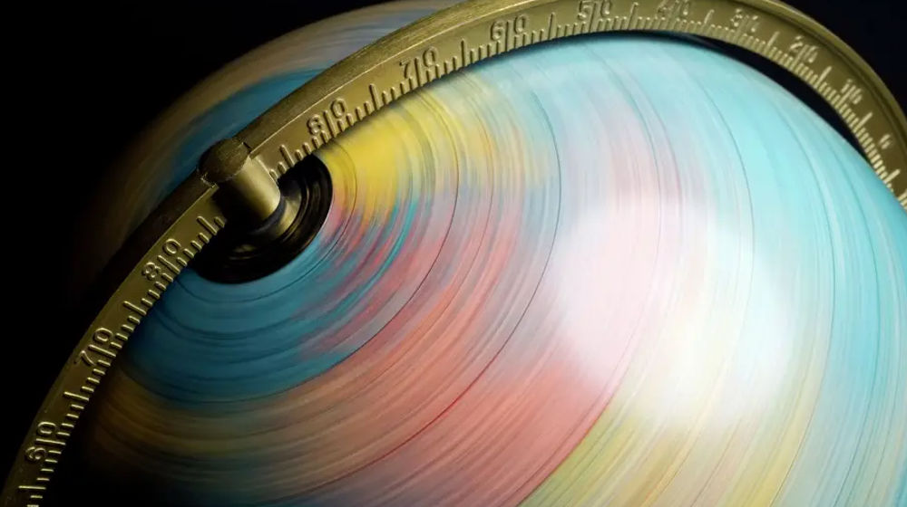 Bumi berputar lebih cepat.