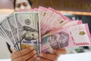 Uang dolar dan rupiah.jpg