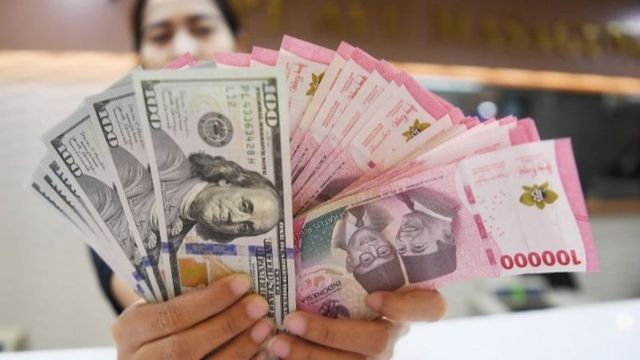 Uang dolar dan rupiah.jpg