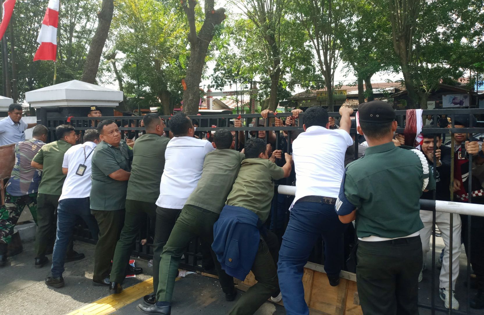 
Aksi dorong-mendorong gerbang gedung Pengadilan Militer (Dilmil) I-02 Medan, Rabu (6/8/2025)