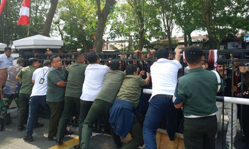  Aksi dorong-mendorong gerbang gedung Pengadilan Militer (Dilmil) I-02 Medan, Rabu (6/8/2025)