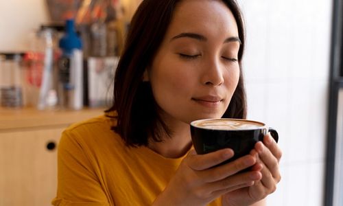 Ilustrasi wanita sedang minum kopi.