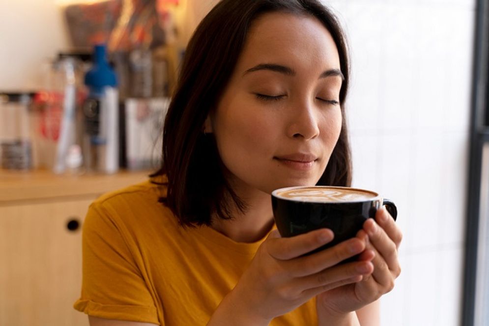 Ilustrasi wanita sedang minum kopi.